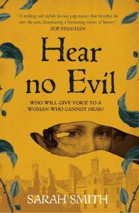 egy kézfejben megjelenő női arcot ábrázoló könyvborító Sarah Smith Hear No Evil című regényéhez